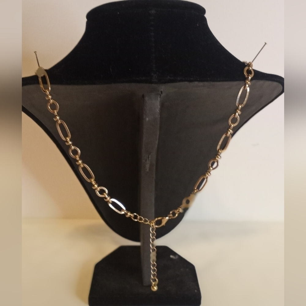 18 in white / gold beads & rhinestones gold toned metal  necklace NWOT - Picture 3 of 3
